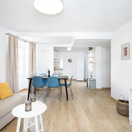 Апартаменты Casona Charco, Stylish & Spacious With Private Patio In Historic Puerto