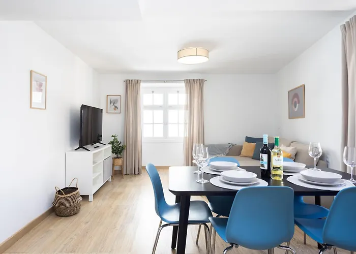 Casona Charco, Stylish & Spacious With Private Patio In Historic Puerto דירה